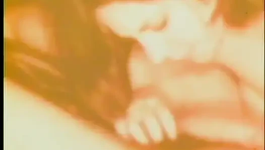 Lezbiyenler üçlü amcık yalıyor nostaljik amcık sikişi