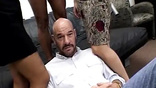 Sesi fetish kaki liar tante seksi rambut pirang ini dientot habis-habisan sampai mengerang keenakan