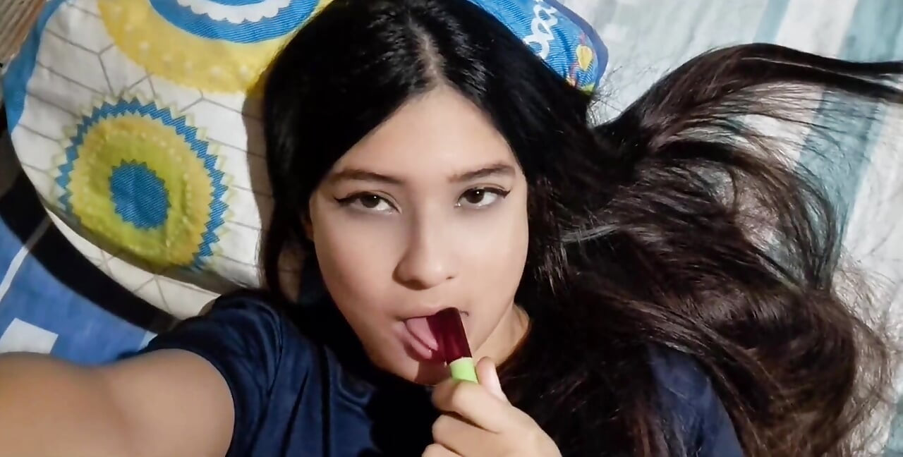 Girl Gets Hot and Shows off Her Big Ass
