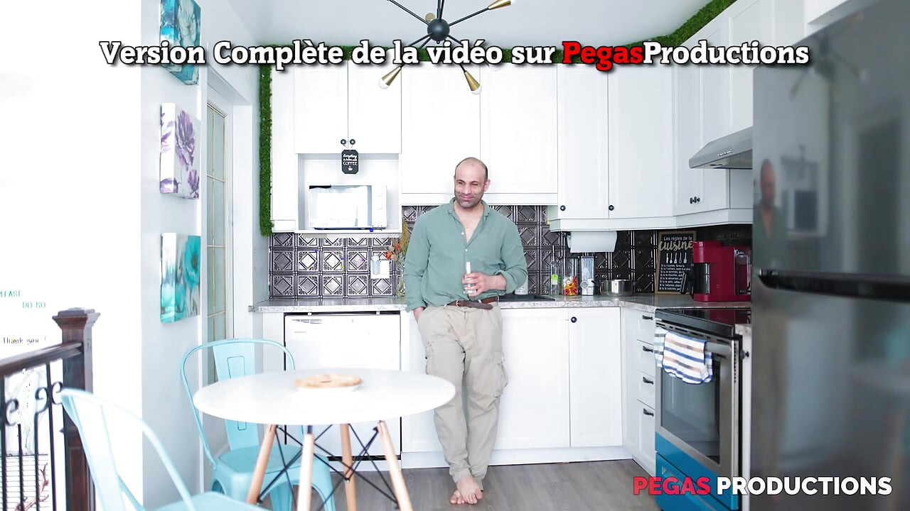 פגאס הפקות - הבלונדינית הקטנה בגרסה מחודשת לאמריקן פאי