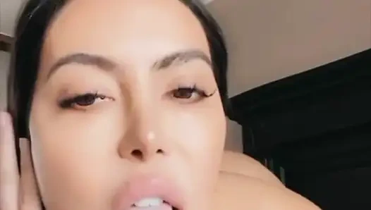 Lela Star скачет на большом черном члене в позе обратной наездницы