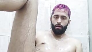 Pau grande latino Camilo Brown usando óleo e um vibrador no chuveiro para se dar um intenso orgasmo de próstata