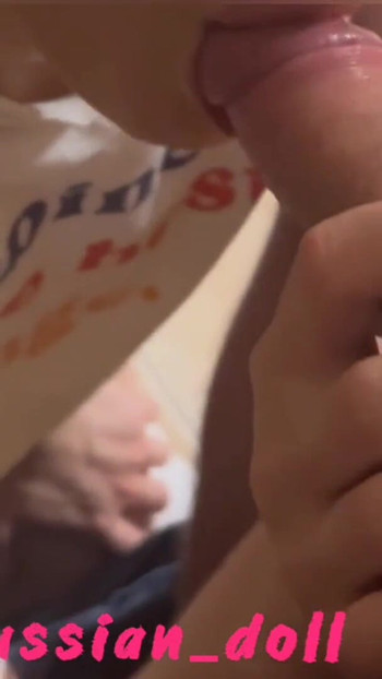 Bedövning ögonblick från "Djup avsugning för PIZZA Leverans Man med spermasprut i munnen!"