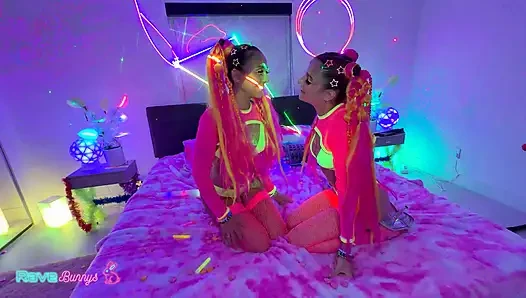 Sasha Tatcha und Madison Steele Shine in Body Paint für einen Neon-dreier