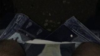 Mijando através da minha calcinha no meu jeans