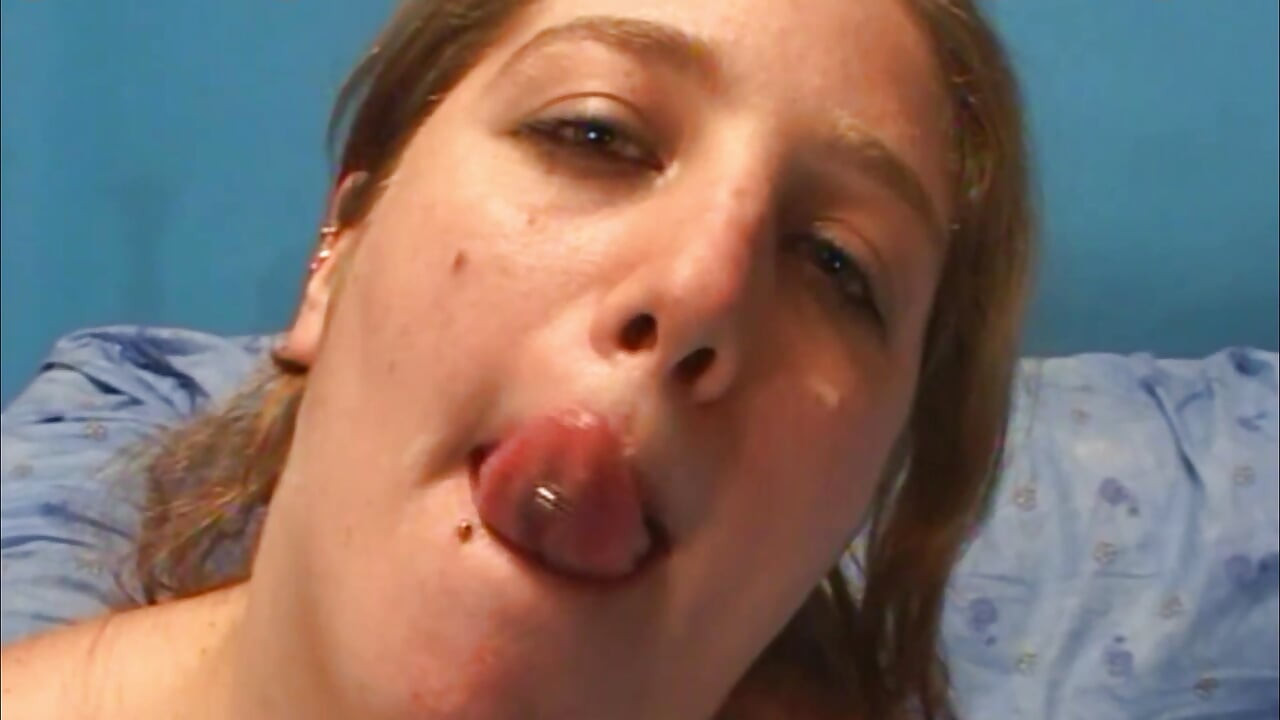 Îi mângâie pizda cu mâna și fundul cu penisul