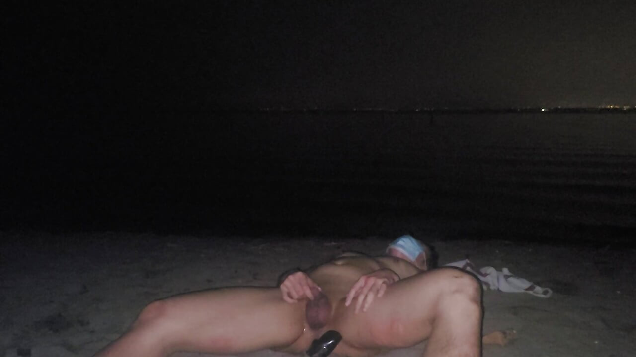 exposed on nude beach and piss on myself