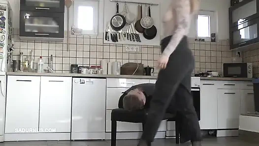 Мисс Amy Douxxx делает себя счастливой на лице рабыни