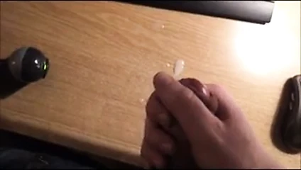 Öğrenci güzel bir yük cumshot vuruyor ... masada boşalan