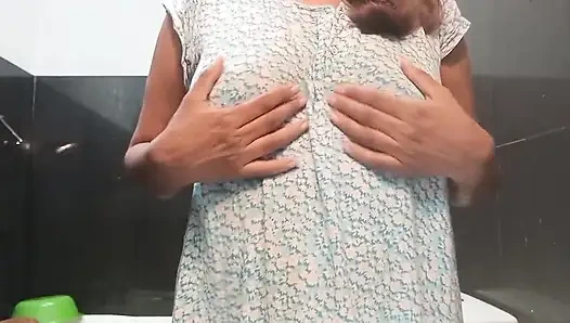 Она играет с ее возбужденной киской хорошо ее хорошо возбужденная с в Musterbation в ванной с болотными сиськами