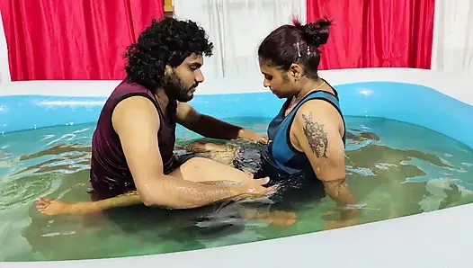 Lip lock romansa kolam renang panas dengan mengisap payudara