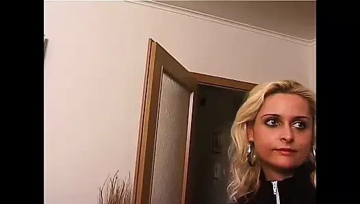 Возбужденная винтажная зрелая делает хороший минет большому члену в любительском видео