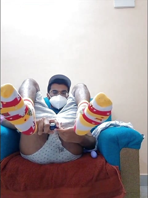 Gay Desi gostoso na webcam tirando a roupa, cu apertado, dildo, mijando e gozando