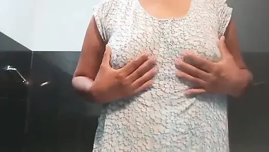 Cewek sange ini lagi asik masturbasi itilnya sampai orgasme intens