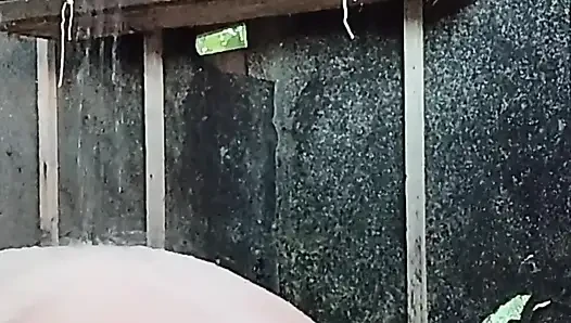 Düzgün vücutlu bir kızın sokakta kendini yıkamasını izliyorum.