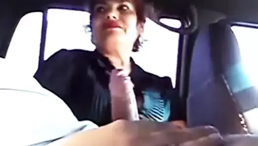 Une femme mature suce une jeune bite dans une voiture