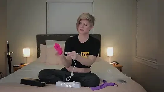 Paloqueth'ten gelen unvomi titreşen tavşan vibratörünün ev hanımı ginger ile kutularını açıyor ve gözden geçiriyor