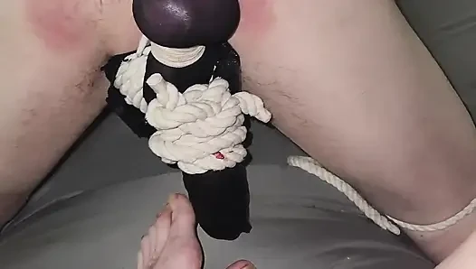 Gadis penurut ini muasin memeknya pakai stoking nilon, beberapa tali, dan ballbusting