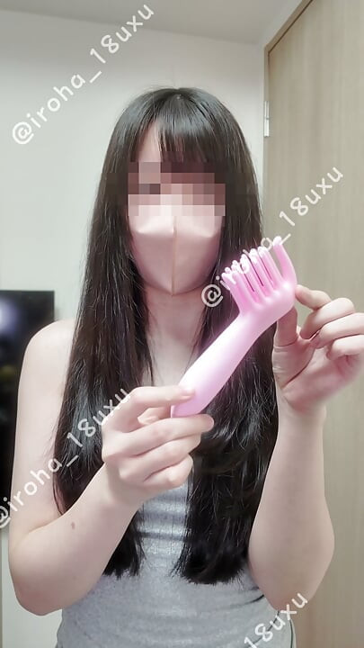 Japonská amatérská krásná dospívající dívka přechází od orgasmů bradavek k nekontrolovatelnému squirtování během sólové hry
