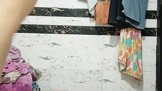 Priya si kakak ipar india lagi asik muasin memeknya di kamar mandi