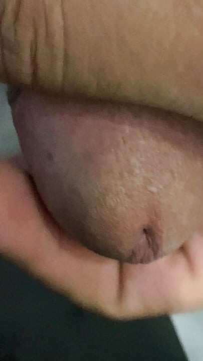 In the bathroom, there was a cock that was getting an erection, only knowing how to endure it, not having to do it