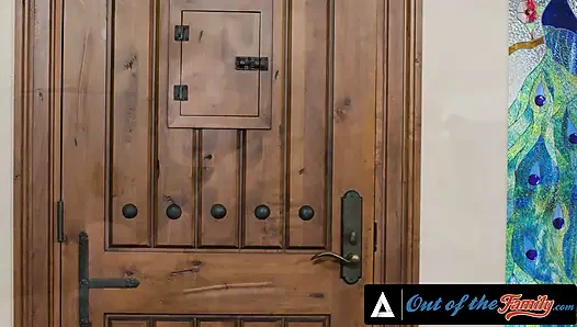 Ailenin dışında - orta yaşlı seksi kadın Penny Berber üvey oğlunu sikerken yakalandı ve üçlü seksle bitiyor
