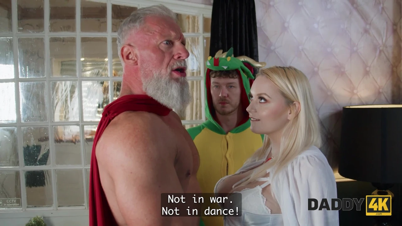 DADDY4K. Cosplay partisi seksi bir rol yapma oyununa dönüştü