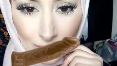 Hijabi esfrega pau no rosto