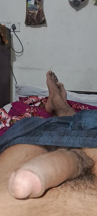 Ladka deshi bhabhi ko wash room mai dekh kar apne ling ko dilatation hai  or hila hila kar apna Jo's Gira deta hai iske bad fir bhabhi uska