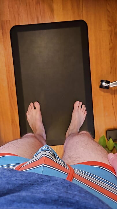 Douce à dure et rapide, éjaculation énorme sur un tapis debout, le sol et les pieds en caressant lentement