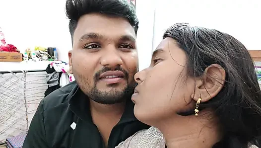 Adik tiri desi India dan saudara tiri perlahan-lahan berciuman panas dan mengisap payudara.