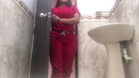 Медсестра отправляет мне горячие видео на WhatsApp