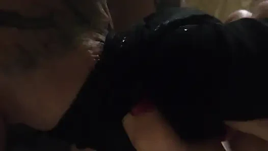 Хорошая девушка в нейлоне, игра с членом и яйцами муженька