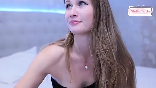 Stella Cardo ayaklarını yalıyor