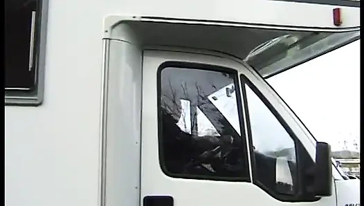 Cewek pirang dientot di dalam mobil saat threesome