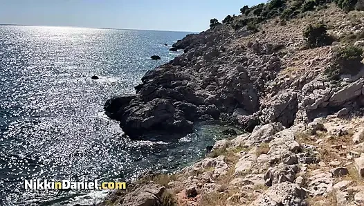 Muhteşem götlü seksi bir sarışınla sahilde tanıştım ve lagünde tutkulu seks yaptık - Nikki n Daniel