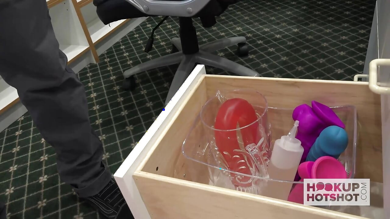 בלונדינית חנונית אשלי ליין אוהבת להסתבך עם הגוף שלה
