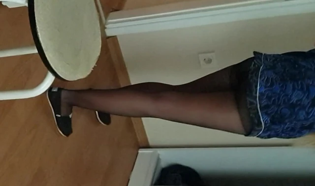 GF shows sexy ass in pantyhose