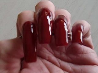 Mis largas uñas en rojo oscuro