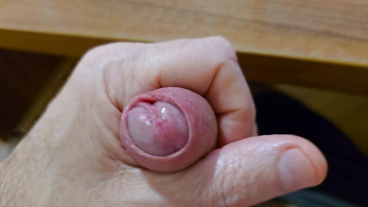 Lijepa sperma u glavi kurca i vruća sperma