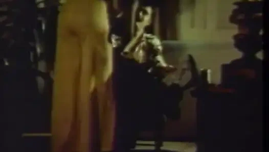 Siyah ve beyaz amcık yatak odasında yalıyor