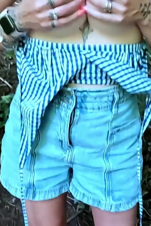 Итальянская Девушка Кончает В Общественном Парке, Рассказывая Ему, Как Мастурбировать!