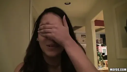 Aku tahu gadis itu - entot aku di kamar mandi, ini romantis!