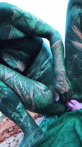 Masturbiram napolju u blizini mog anosa sa dildom | Klip 2