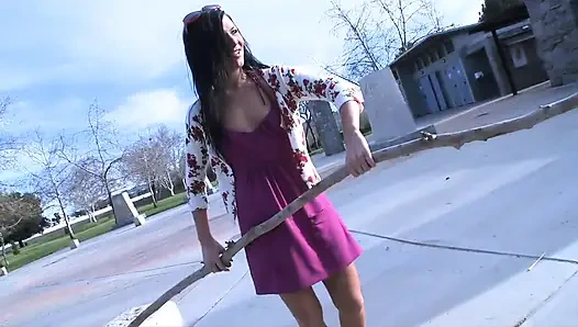 Schönheit mit kleinen titten nimmt harten schwanz tief in ihre kehle