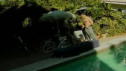 Klassische blonde MILF reitet großen schwanz im garten