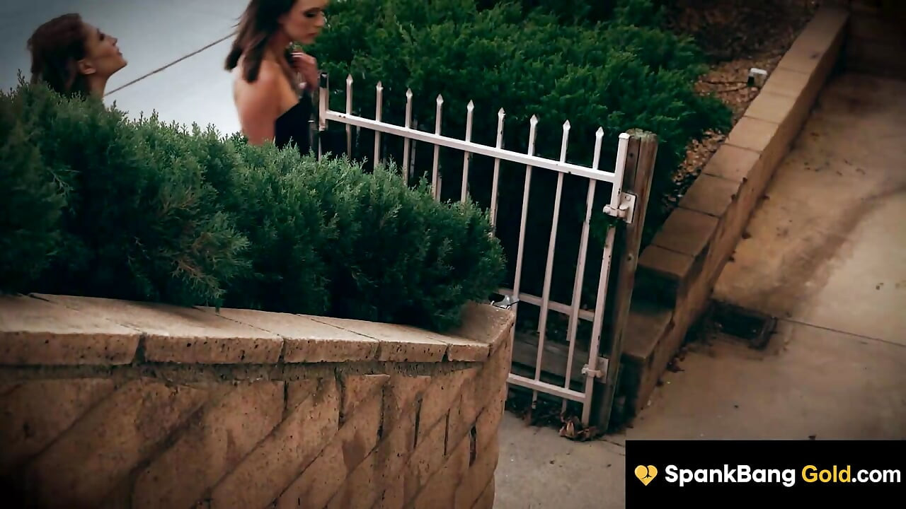 SPANKBANG GOLD - Οι ετεροθαλείς αδελφές Jade & Rebel μοιράζονται τον τεράστιο κόκορα του Sugar Daddy