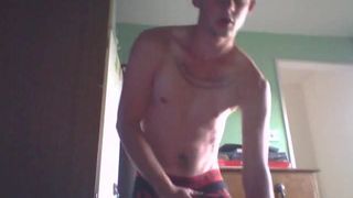 Fit englischer Chav zeigt mir seinen fetten Schwanz vor der Webcam