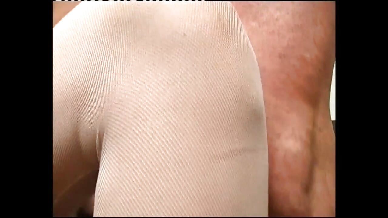 Máy bay bà già đeo mặt nạ hứng tình đụ và bắn tinh trên bộ ngực to bởi con cu khổng lồ nghiệp dư