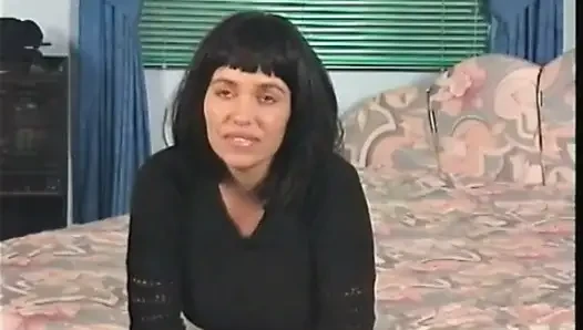 Vollbusige milf füllt ihre muschi mit einem dildo
